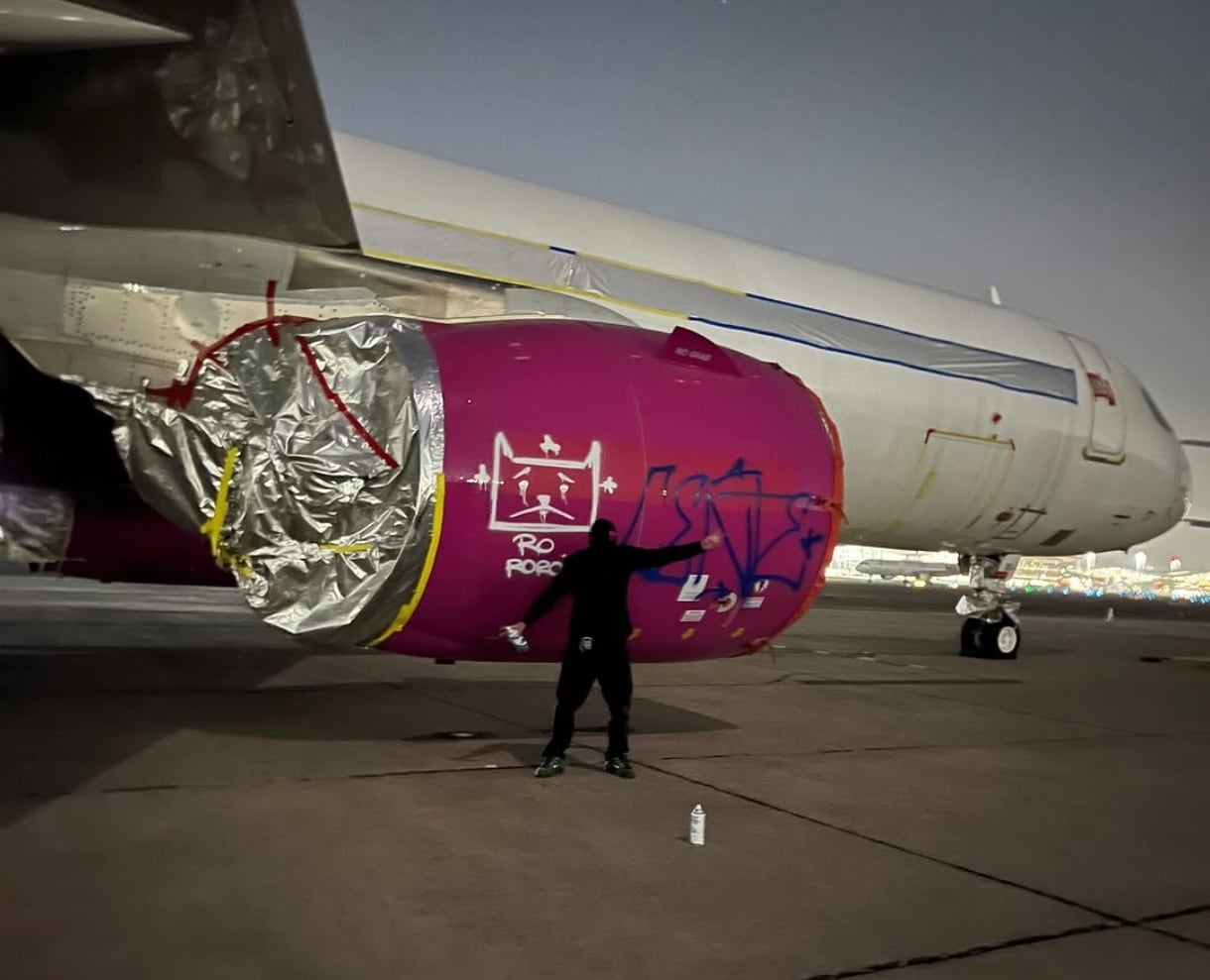 DGAC compromete investigación interna por ataque con grafitis a aeronave estacionada en aeropuerto de Santiago