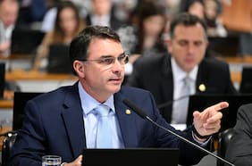 Hijo de Bolsonaro pide a EE.UU. bombardear barcos de narcotraficantes en Brasil