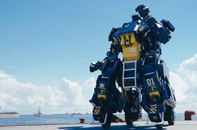 Ingenieros fabrican un robot que se transforma en auto y se puede conducir