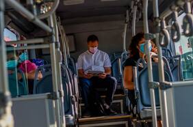 Ministro Muñoz afirma que un alza en el impuesto al diésel para financiar el transporte público “sería perfecto”