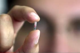 Quiénes son los biohackers, la tendencia que busca romper los límites del cuerpo humano con implantes electrónicos