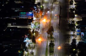 Barricadas incendiarias, disparos, fuegos artificiales y detenidos por porte de molotov marcan noche de nuevo aniversario del 11-S
