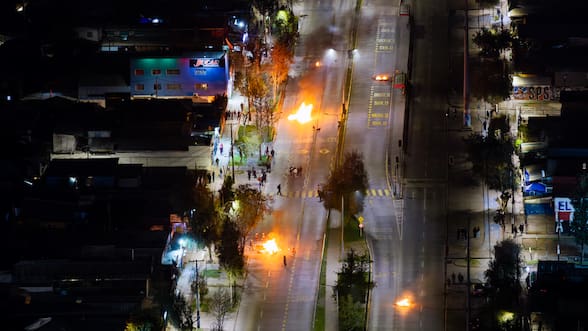 Barricadas incendiarias, disparos, fuegos artificiales y detenidos por porte de molotov marcan noche de nuevo aniversario del 11-S