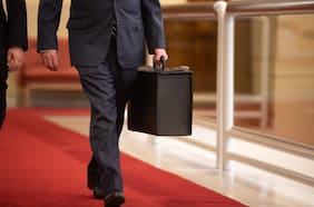 De segunda mano y por casi $50.000: el maletín que compró Jorge Quiroz para transportar el Presupuesto 2027