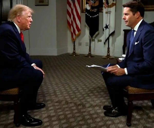 El Presidente Trump durante la entrevista con Newsmax.