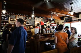 Un minuto de conversación genera mil gotas cargadas de virus, que pueden permanecer suspendidas hasta 14 minutos en espacios cerrados