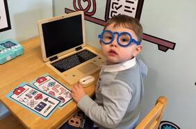 La historia del niño que aprendió a leer a los 2 años y que acaba de ingresar a la asociación de superdotados
