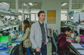 Claudio Hetz y supuestas irregularidades de sus estudios: Investigación de la U. de Chile concluye que “no se detectaron acciones constitutivas de fraude científico”