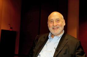 Joseph Stiglitz critica la influencia de Milton Friedman en Chile y cita a Boric sobre “la tumba del neoliberalismo”