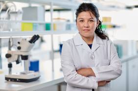 Inédito estudio de científica chilena explica por qué las mujeres viven más