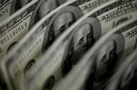 Dólar cae con fuerza y el cobre se dispara tras inicio de guerra comercial