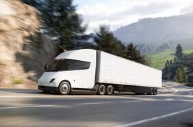 Se entregan los primeros ejemplares del camión de Tesla