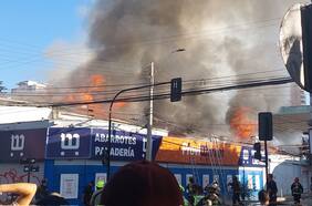 Voraz incendio en fábrica de cartones se propaga y destruye supermercado en Viña del Mar: fuego afectó a 8 locales y un cité