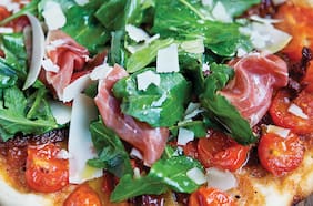 Pizza con salsa de tomate agridulce, jamón ibérico, parmesano y rúcula