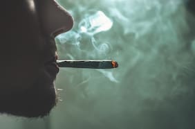 Estudio dice que fumar hasta un pito de marihuana aumenta riesgo de sufrir dos mortales problemas de salud