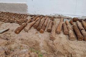 Cierran escuela en Camboya tras encontrar bajo el recinto miles de municiones sin explotar