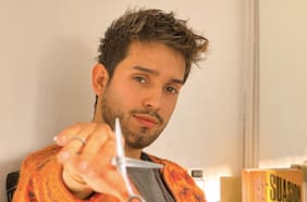 “¿Peluquero o cirujano?”: el barbero que analiza el cráneo y rostro de sus clientes antes de meter tijera