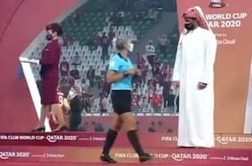 Jeque catarí le niega el saludo a las árbitras en el Mundial de Clubes