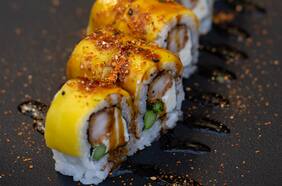 Cómo hacer un roll con mango y camarones