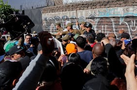 “Una lamentable confusión”: gobierno explica las razones tras la caótica aglomeración de migrantes que buscaban enrolamiento