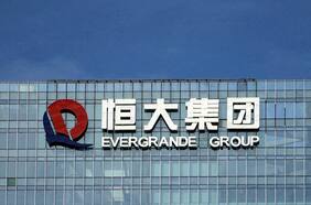 Acciones de gigante inmobiliaria china Evergrande se desploman ante nuevas complicaciones financieras