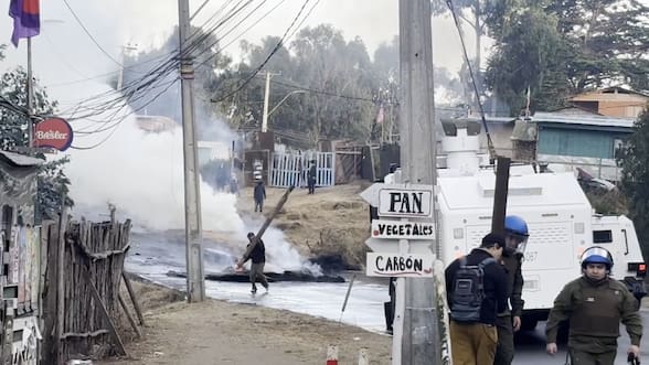 Disturbios, barricadas y tres detenidos marcan desalojo de las primeras personas de la megatoma de San Antonio