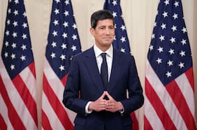 En primera reunión con Warsh como presidente, la Fed se abre a un alza de tasas para este año y los mercados retroceden