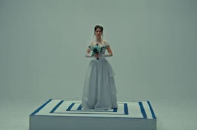 Francisca Valenzuela estrena videoclip de Adentro, canción que da nombre a su último álbum