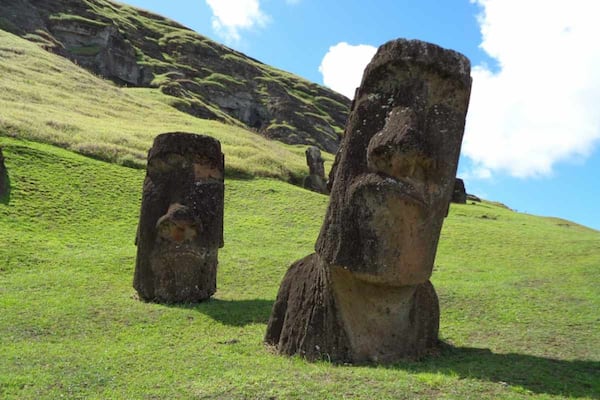 Cómo llegaron los moáis a su sitio en la Isla de Pascua, según un reciente estudio - La Tercera