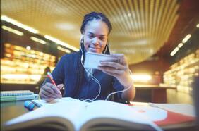 Universidad Online: ¿Por qué cada vez más gente elige estudiar en línea?