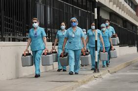 “Dosis de cortesía”: el escándalo de las vacunas contra el Covid-19 que golpea a la clase política peruana