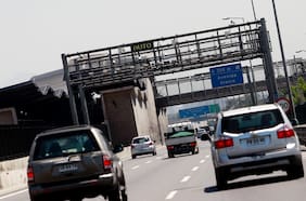 Flujo por autopistas urbanas llega a cifras prepandemia y el tráfico aéreo sigue repuntando