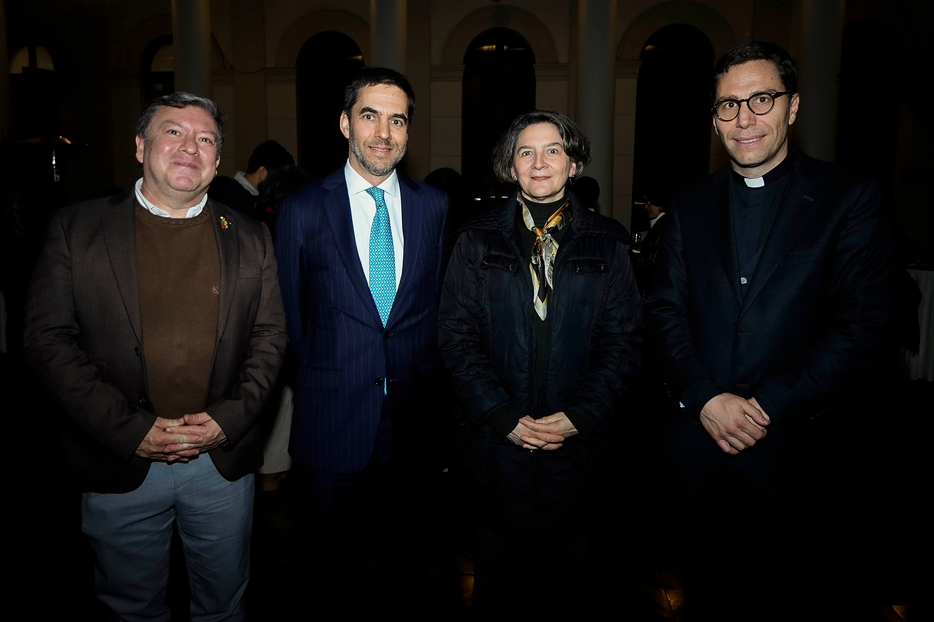 Fabián Retamal, director de Extensión de la U. de Chile; Paulo Montt, presidente de la Fundación Pedro Montt; María Teresa Cárdenas, presidenta de la Asociación Nacional de Mujeres Periodistas; y Padre Fernando Valdivieso, rector del Seminario Pontificio Mayor de Santiago.