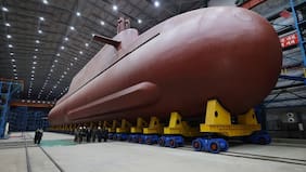 Corea del Norte presenta imágenes de su primer submarino nuclear mientras Kim Jong Un critica plan de sus vecinos en la materia