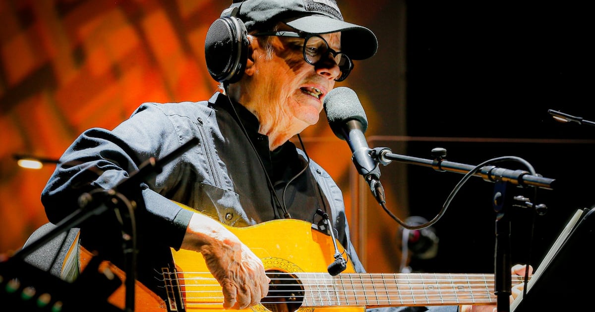 Justicia detiene recaudación de conciertos de Silvio Rodríguez en Chile: un conflicto que expone la tensión entre derechos de autor y producción cultural