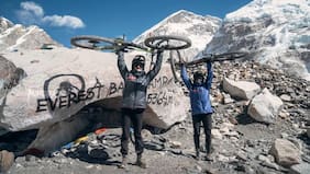 Histórico: chilenas se convierten en las primeras mujeres en llegar al campamento base del Everest en bicicleta