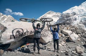 Histórico: chilenas se convierten en las primeras mujeres en llegar al campamento base del Everest en bicicleta