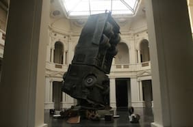 Un vehículo policial en pleno museo: la historia de la muestra que remece al MAC