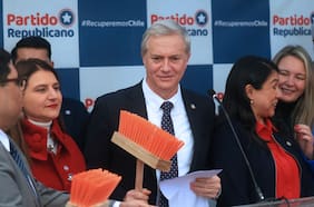 Destrucción inmediata de mercaderías y ayuda de la IA: las propuestas de José Antonio Kast para combatir el comercio ilegal