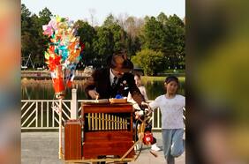 Niños chinos ven por primera vez a organillero chileno y sus reacciones se vuelven viral