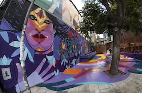 La plaza de todas: la nueva y colorida intervención urbana que soprende en la salida del Metro UC