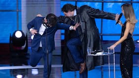 La historia detrás de la icónica gabardina del cantante Emmanuel que Boric obtuvo por $1 millón y que ahora tiene Kast