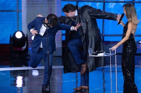 La historia detrás de la icónica gabardina del cantante Emmanuel que Boric obtuvo por $1 millón y que ahora tiene Kast