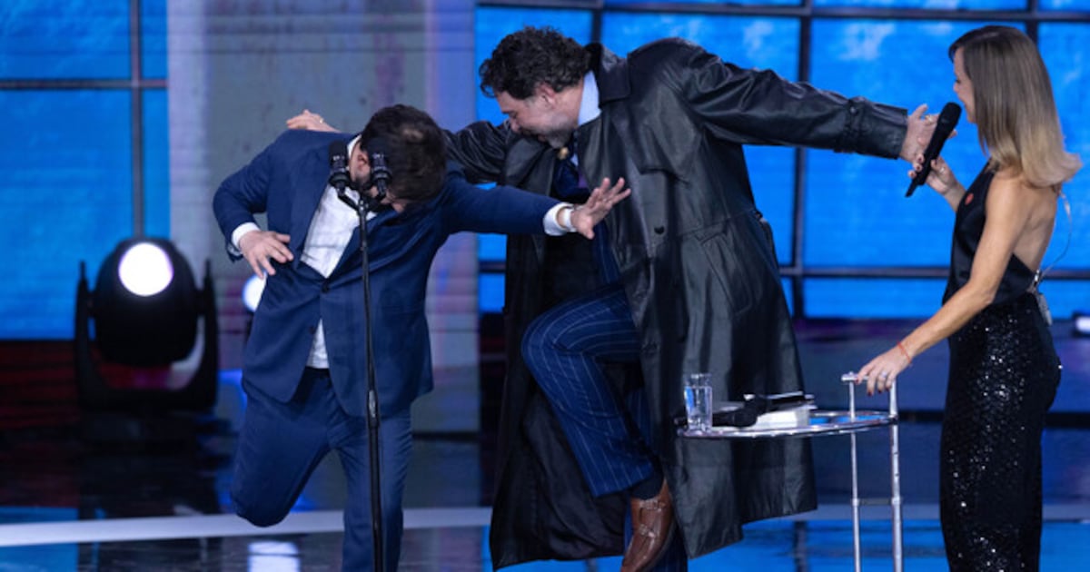 La historia detrás de la icónica gabardina del cantante Emmanuel que Boric obtuvo por $1 millón y que ahora tiene Kast - La Tercera