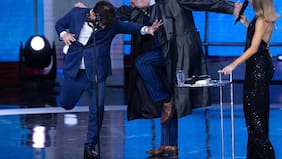 La historia detrás de la icónica gabardina del cantante Emmanuel que Boric obtuvo por un millón de pesos y que ahora tiene Kast