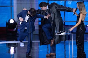 La historia detrás de la icónica gabardina del cantante Emmanuel que Boric obtuvo por un millón de pesos y que ahora tiene Kast