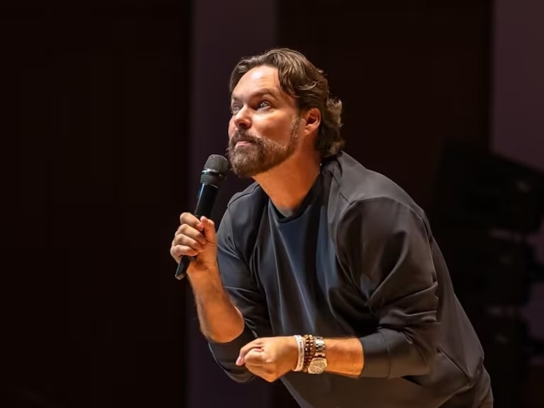 Cómo son las rutinas del comediante George Harris - La Tercera