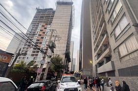Persona fallece tras caer desde piso 28 que se incendiaba en Estación Central