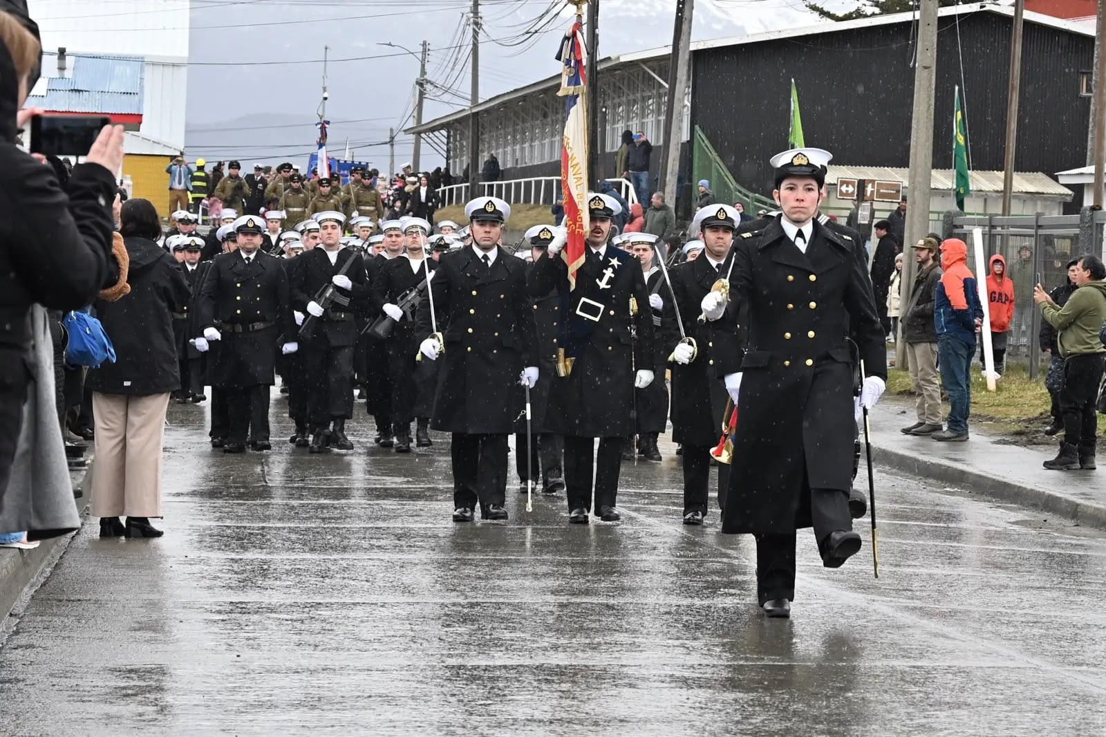 El más austral de Chile: miembros de la Armada protagonizan desfile en Puerto Williams