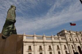 ¿Una estatua para Piñera? Los 11 monumentos que rodean el Palacio de La Moneda